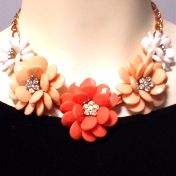 πHPπ Boho Flower Statement Necklace - Picture 4 of 8